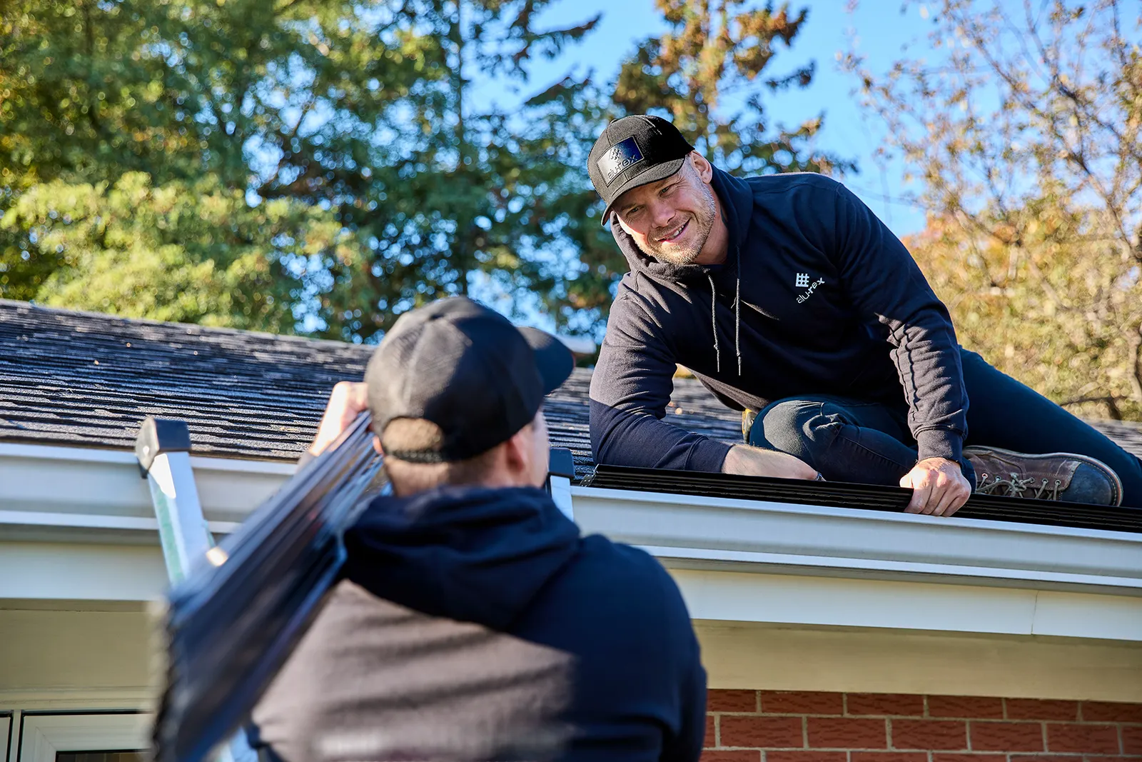 Seamless eavestrough and clean fascia line — Love Contracting, Ontario
