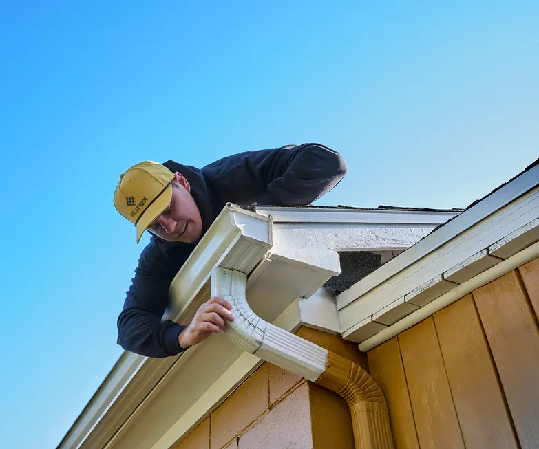 Installation de gouttières adaptée à votre maison par notre équipe locale